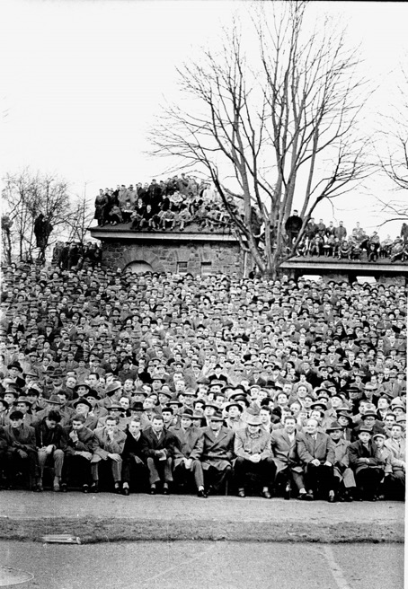 Revierderby Dortmund Schalke 6:3 1960 Fans auf Bäumen